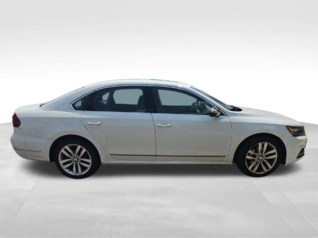 Used 2017 Pure White Volkswagen SEL Premium image 3