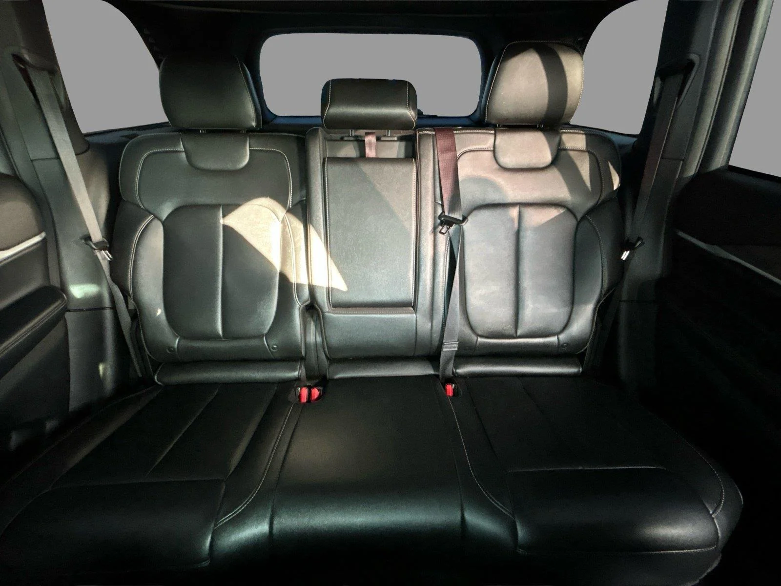 Used 2024 Diamond Black Crystal Pearlcoat Jeep Limited image 30