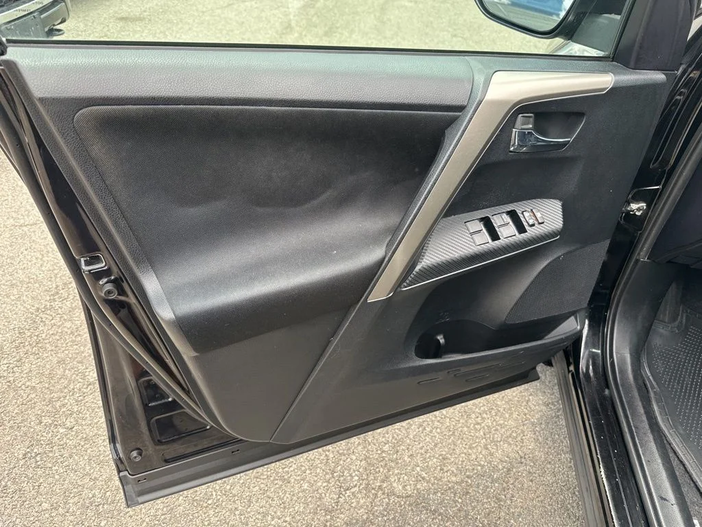 Used 2015 Black Toyota XLE image 8