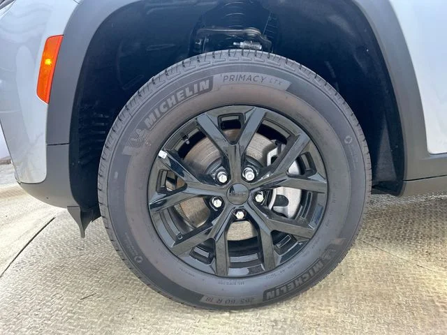 New 2026 Silver Zynith Exterior Paint Jeep Altitude image 20