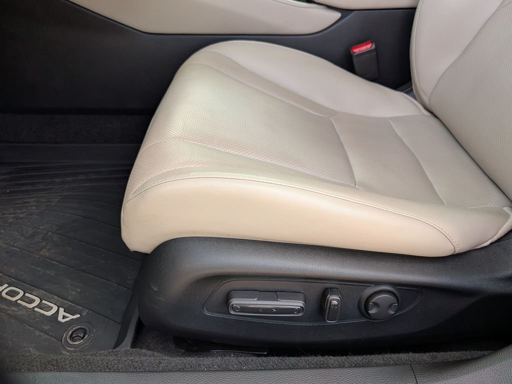 Used 2024 White Honda Touring image 12