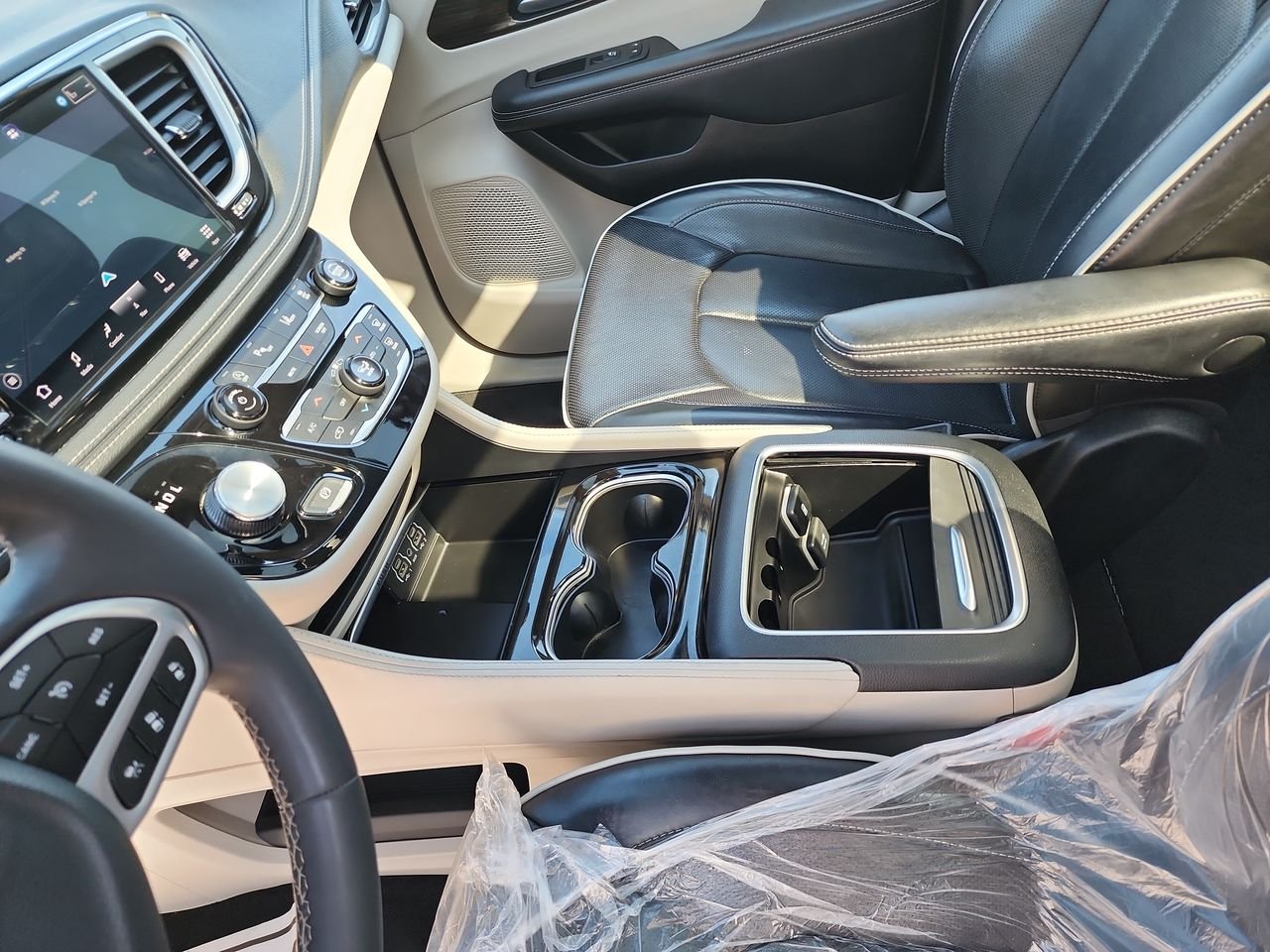 Used 2023  Chrysler Limited image 22