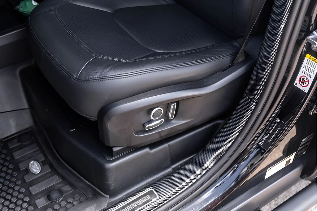 Used 2023  Land Rover SE image 11