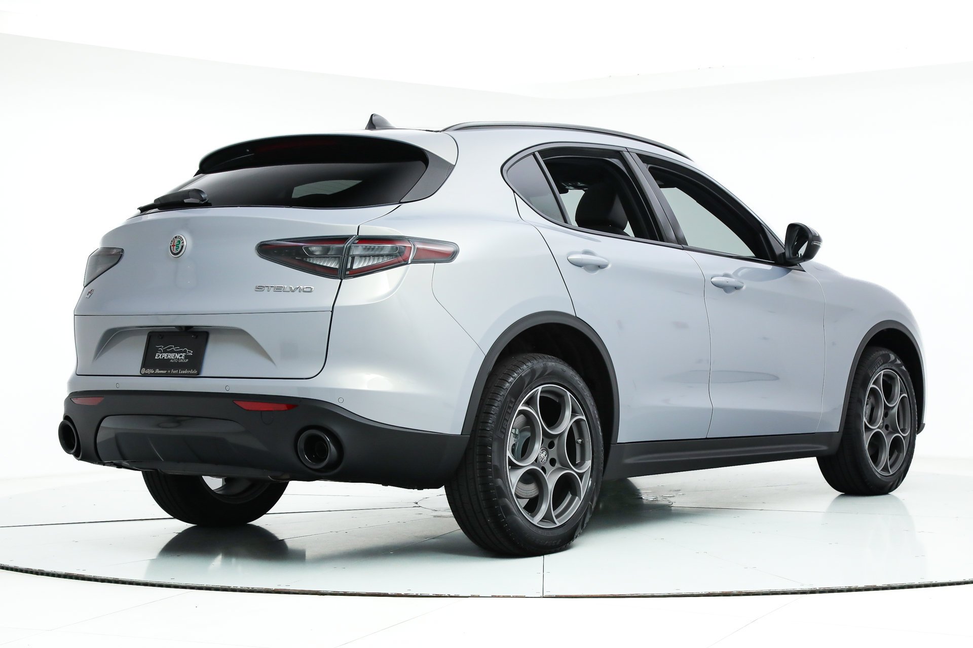 New 2025 Moonlight Gray Metallic Exterior Paint Alfa Romeo  image 5