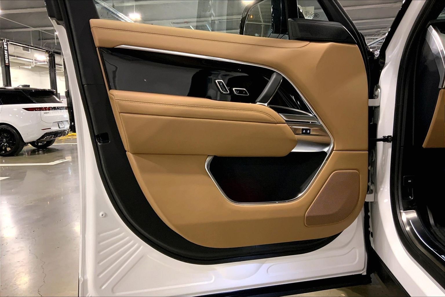 New 2026 Ostuni Pearl White LAND ROVER SE image 10