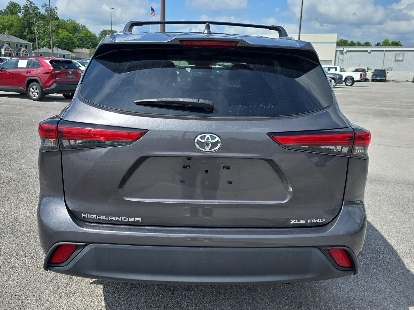 Used 2021 Magnetic Gray Metallic Toyota XLE image 4