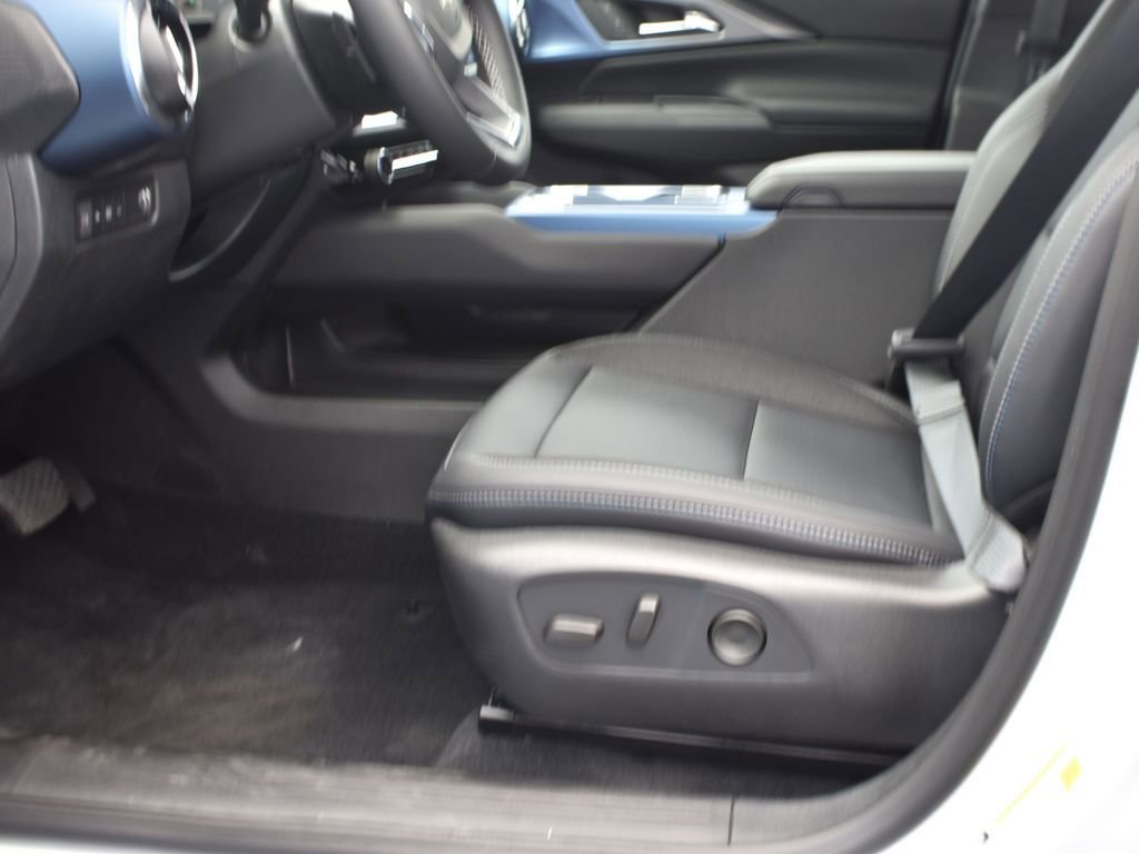New 2025 Summit White Chevrolet LT image 12