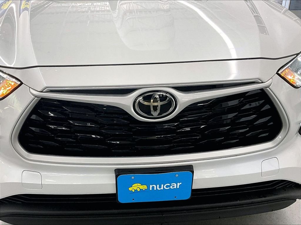 Used 2022 Pearl Toyota XLE image 31