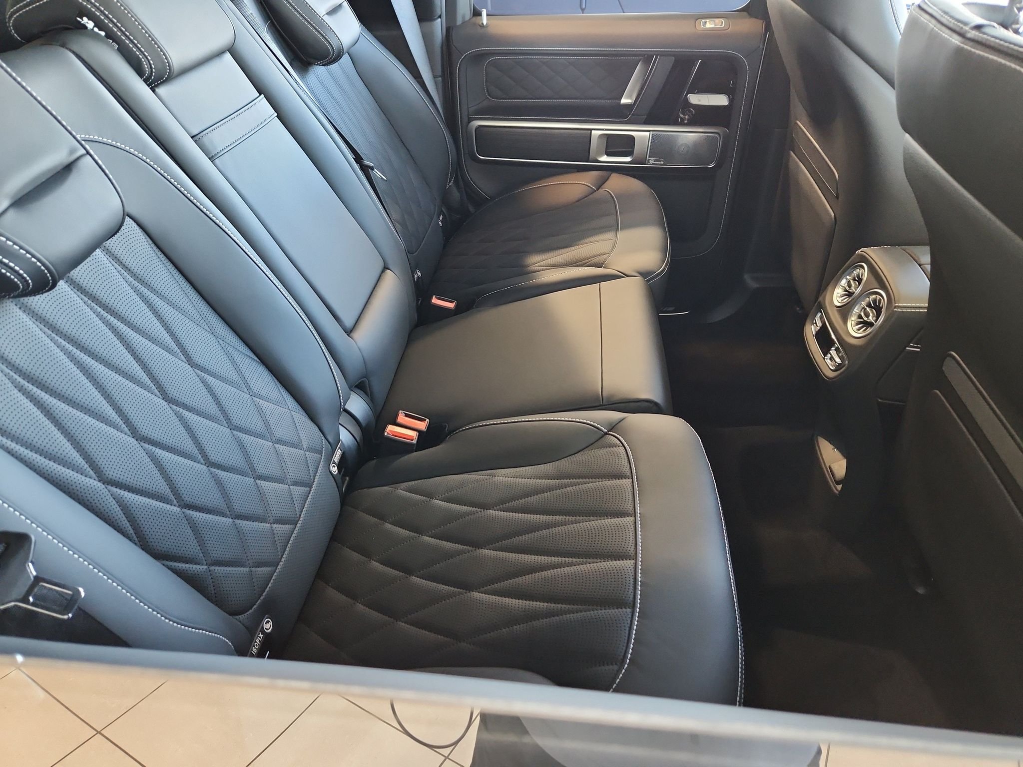 New 2027 MANUFAKTUR Moonlight White Magno Mercedes-Benz AMG® G 63 image 16