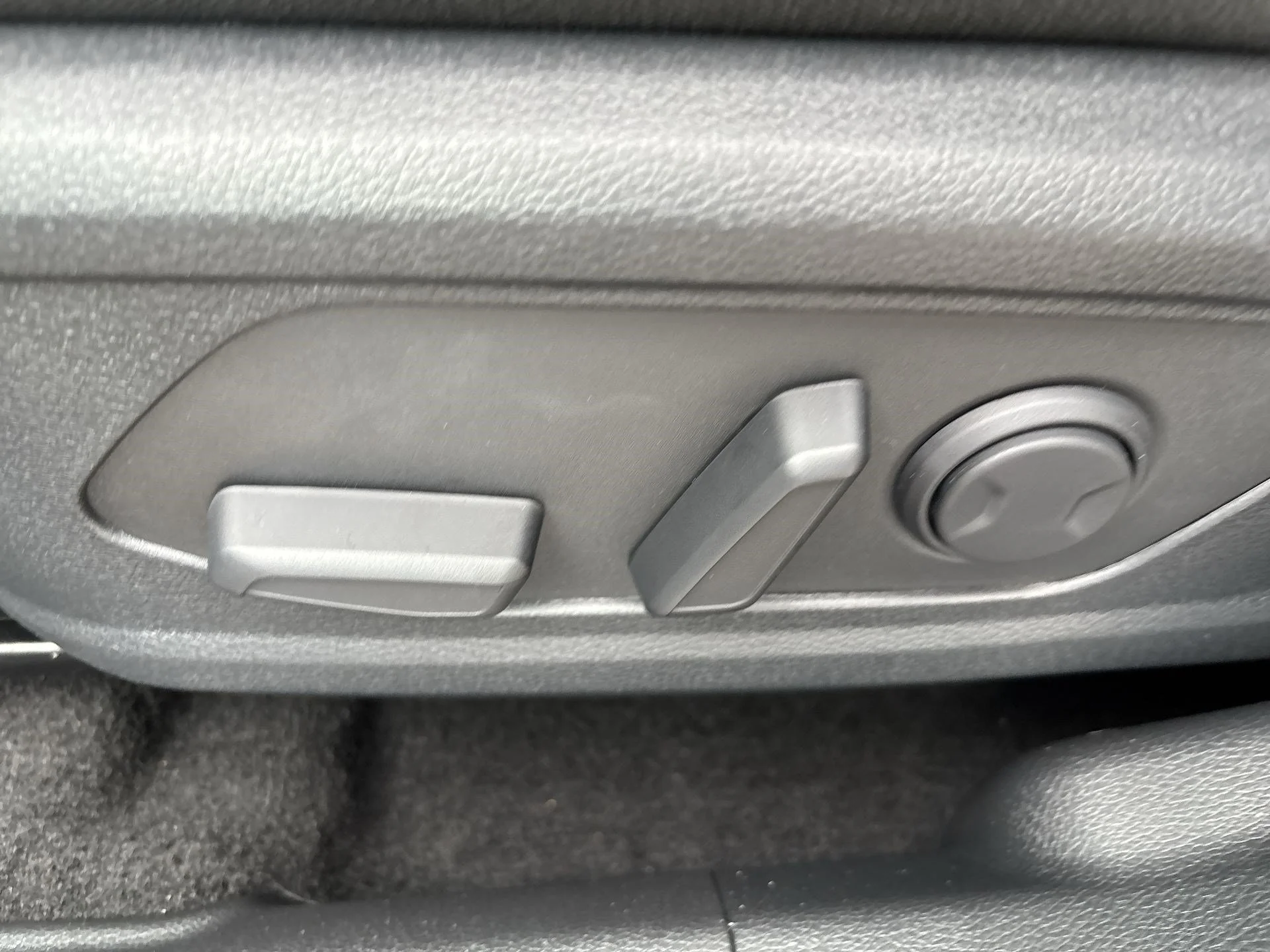 New 2026 Glacial White Pearl Kia LX image 16
