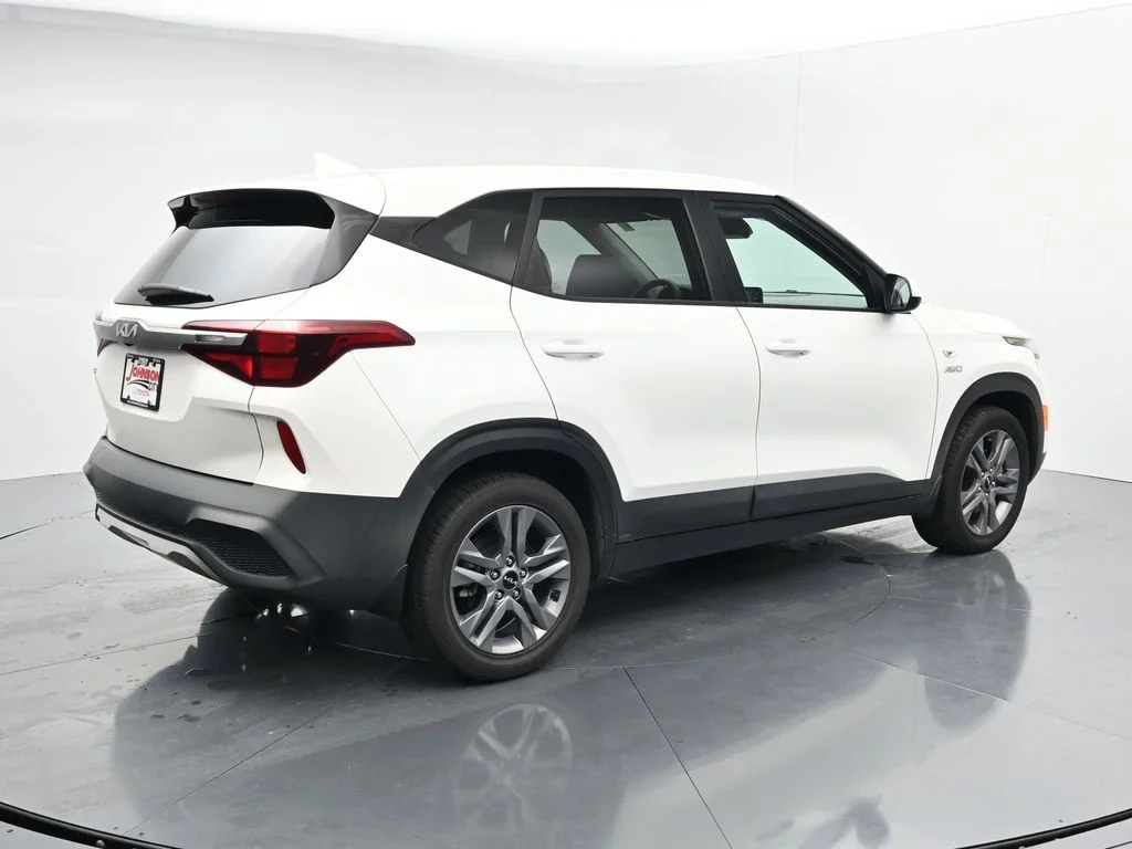 Used 2022 White Kia LX image 8
