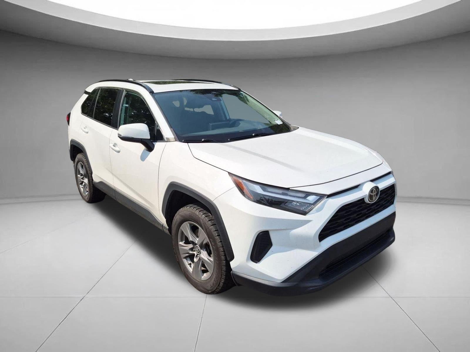 Used 2022 White Toyota XLE image 3