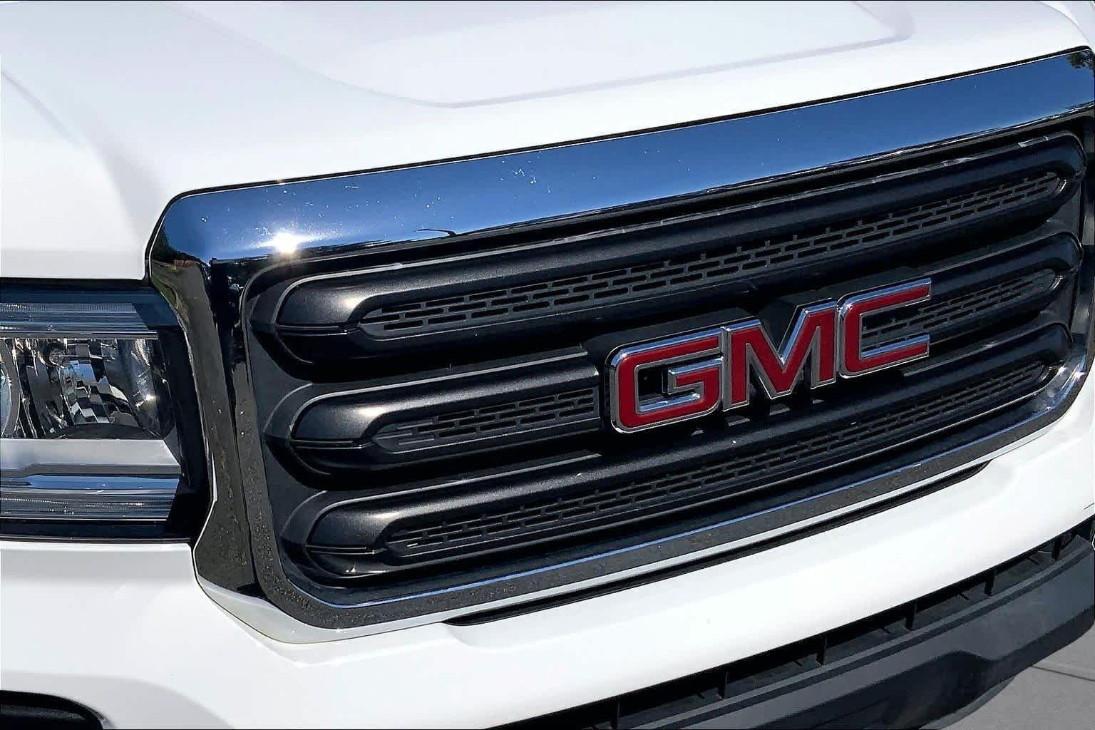 Used 2016 Summit White GMC 2WD image 28