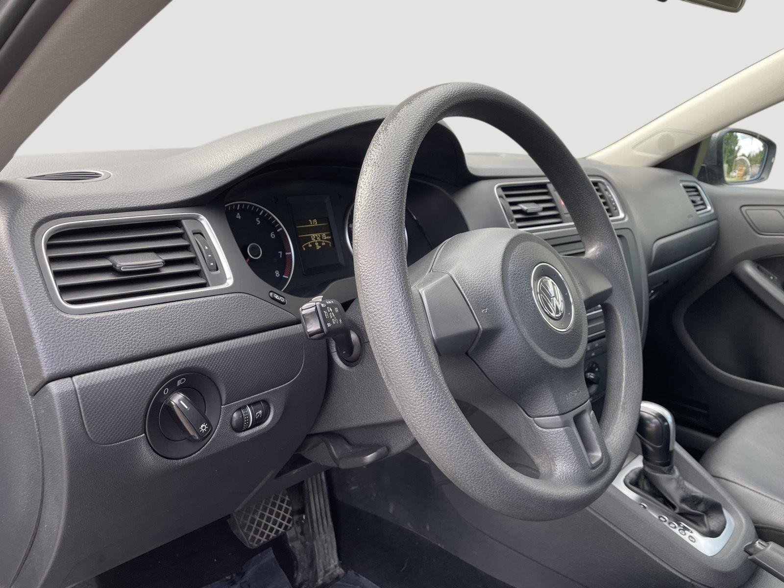 Used 2014 Platinum Gray Metallic Volkswagen SE image 20