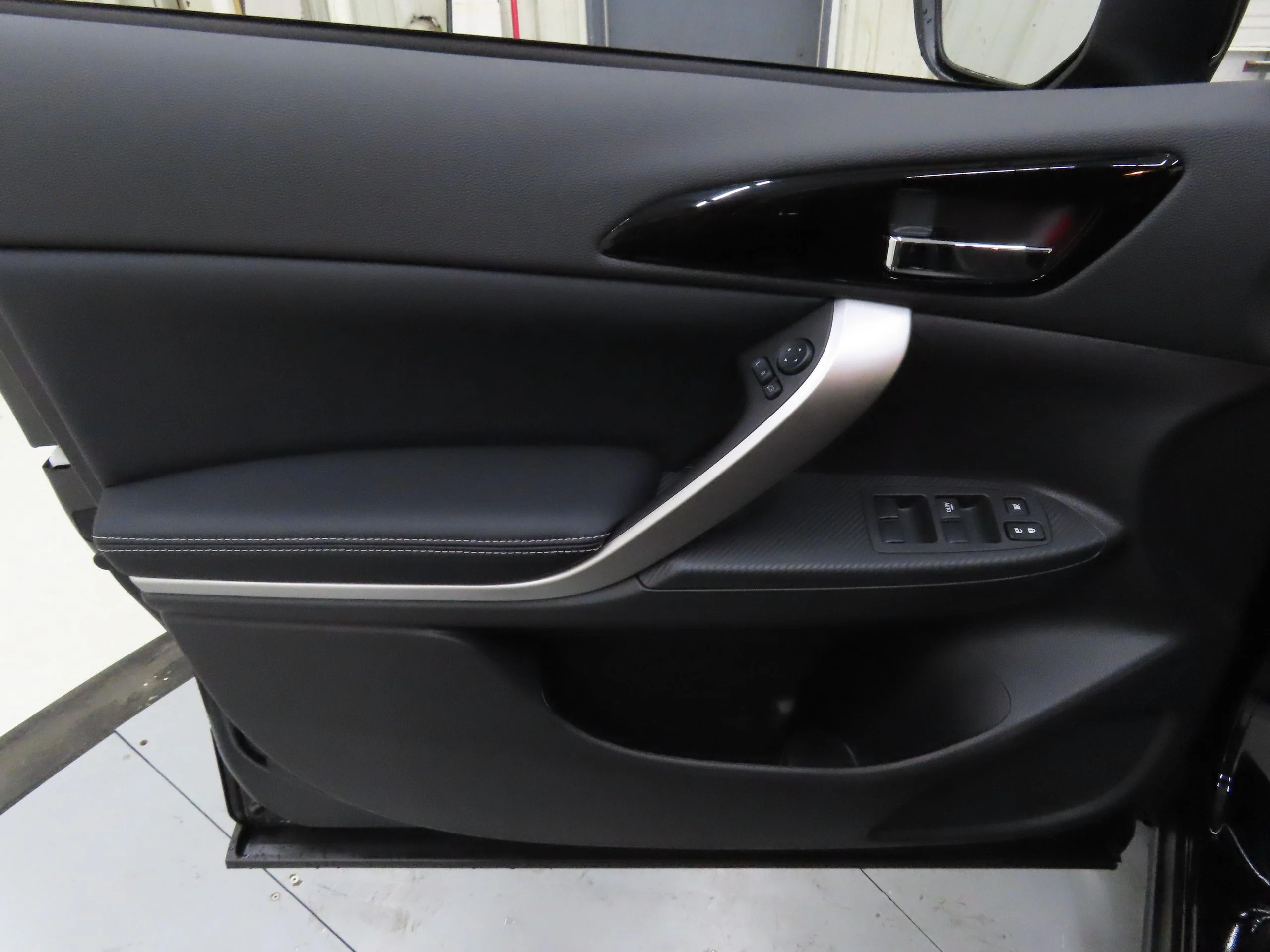 New 2026 Black Mitsubishi SE image 10