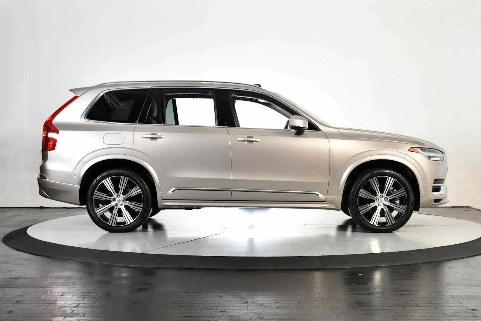 Used 2025 Bright Dusk Metallic Volvo Ultra image 7