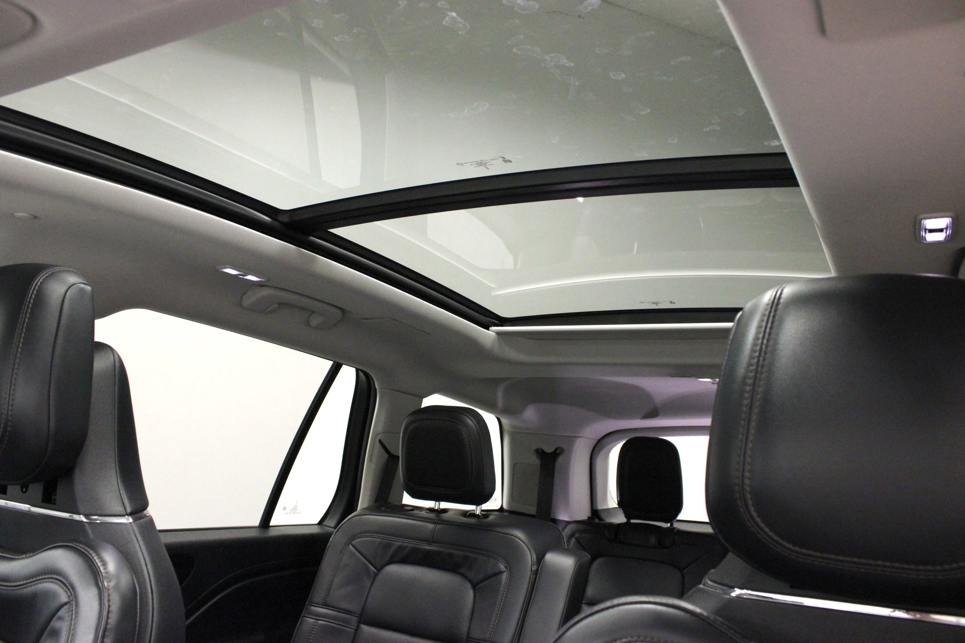 Used 2025 Pristine White Metallic Tri-Coat Lincoln Reserve image 10