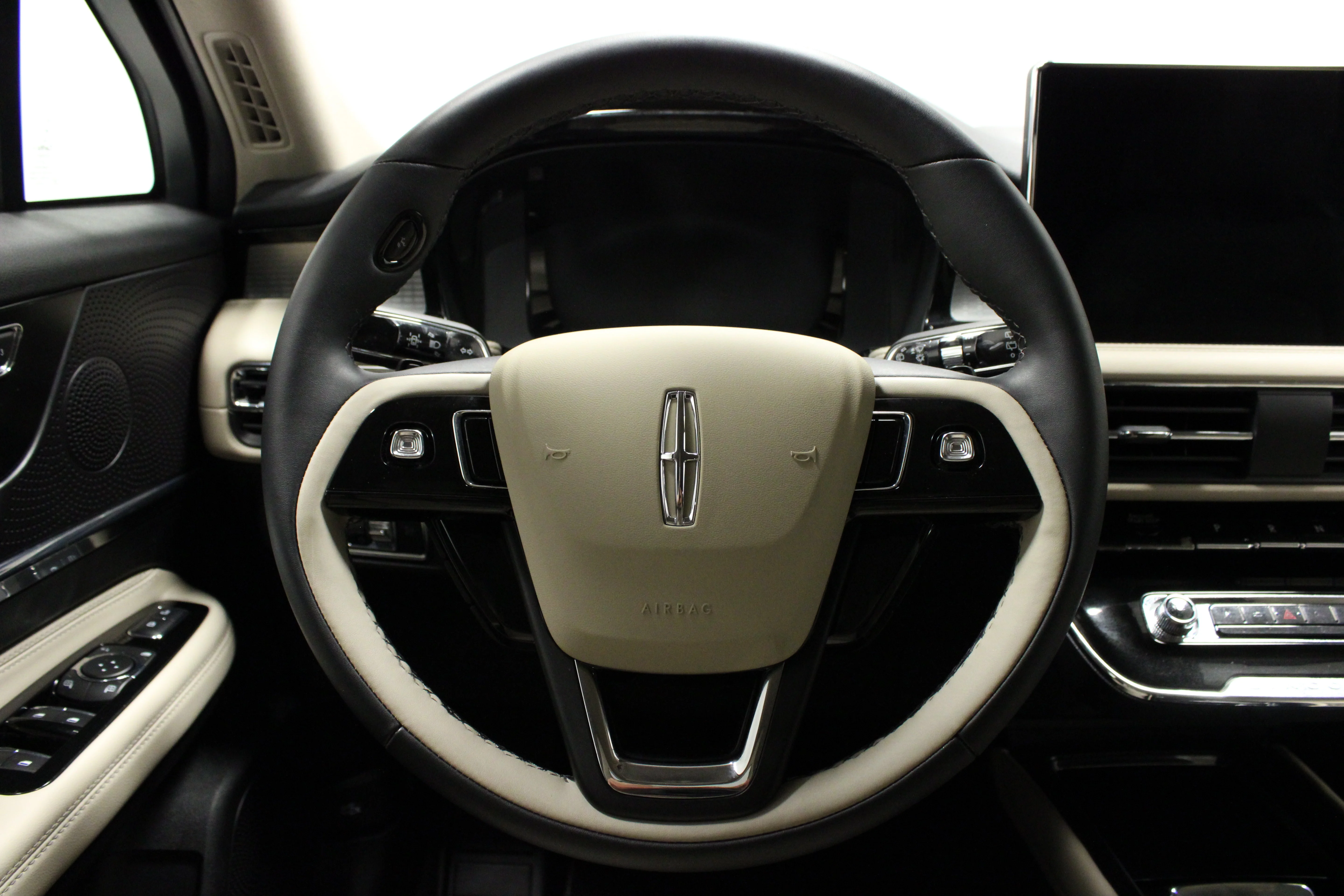 Used 2025 White Metallic Lincoln Premiere image 21