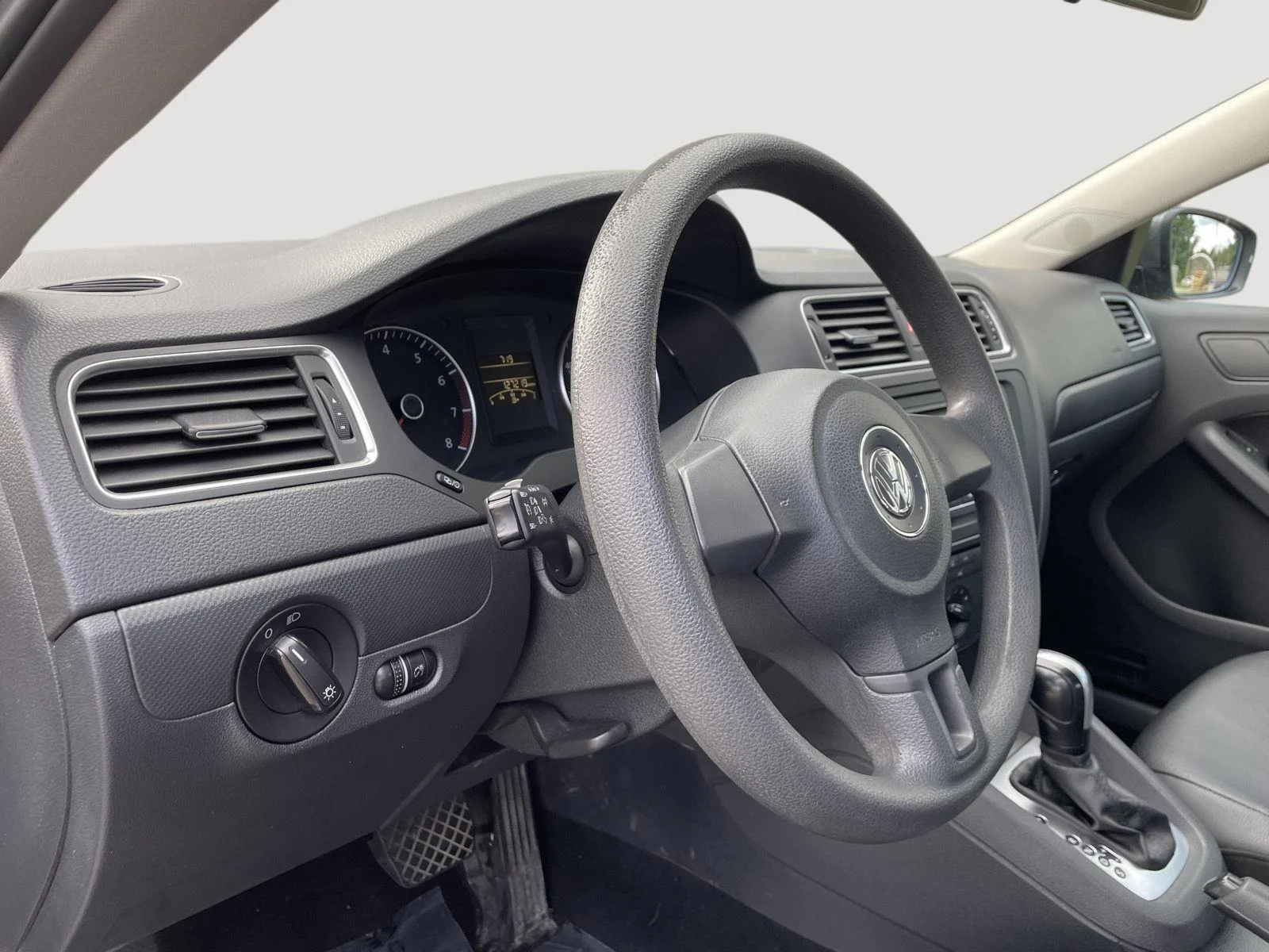 Used 2014 Platinum Gray Metallic Volkswagen SE image 20
