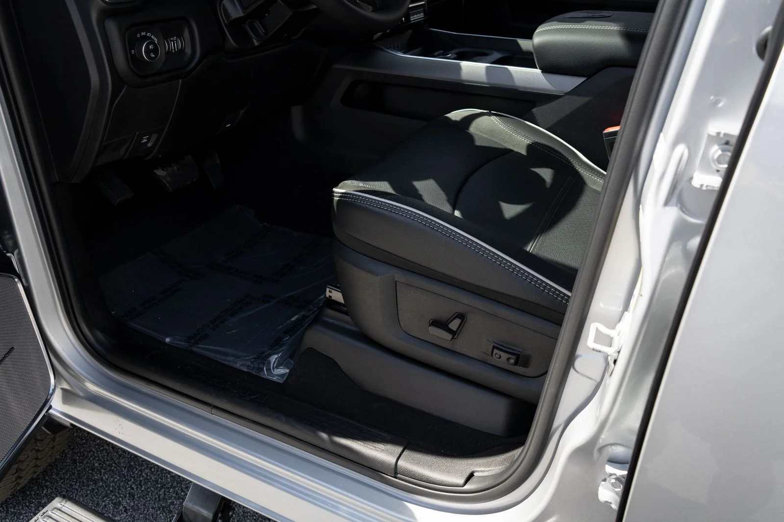 New 2026 Silver-Zynith Exterior Paint RAM Laramie image 17