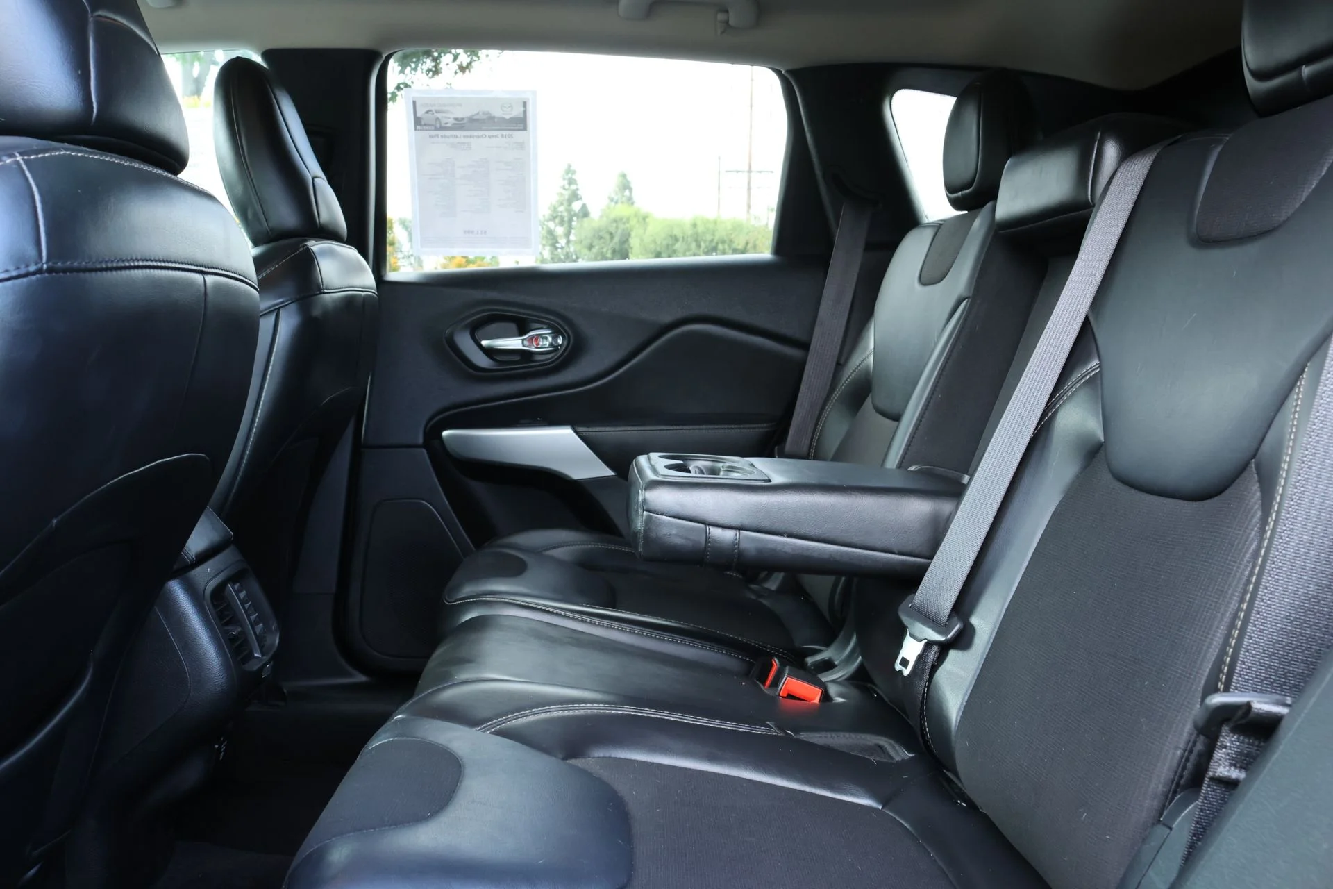 Used 2018 Gray Jeep Latitude Plus image 19