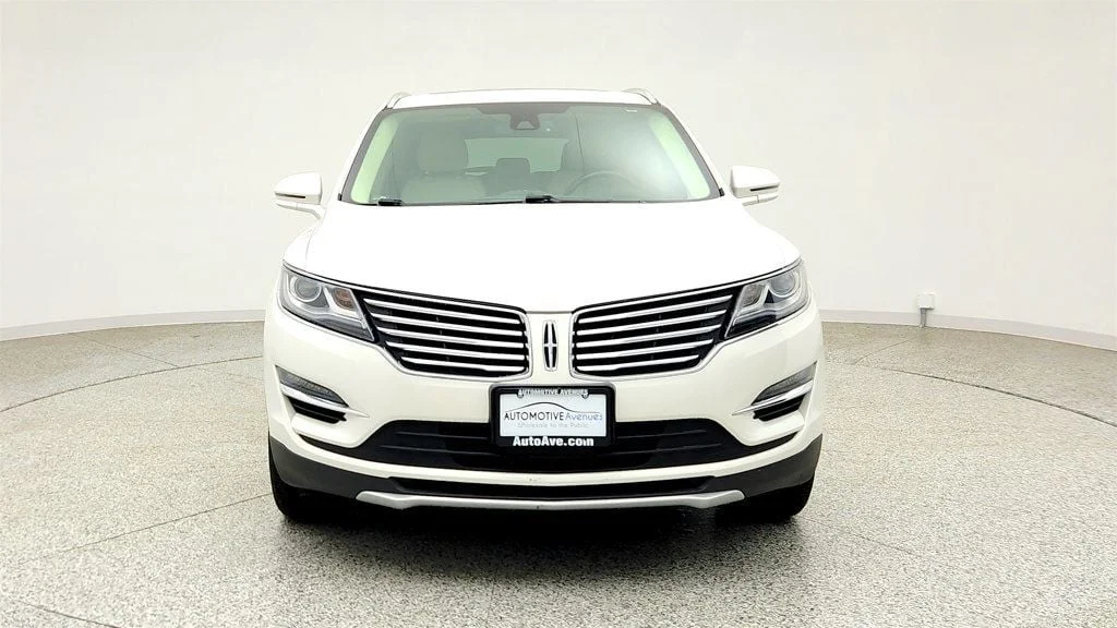 Used 2015 White Platinum Metallic Tri-Coat Lincoln AWD 4dr image 2