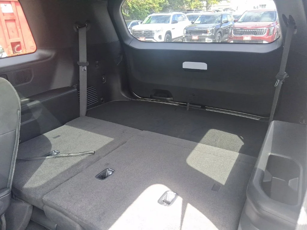 Used 2027 White Kia  image 17