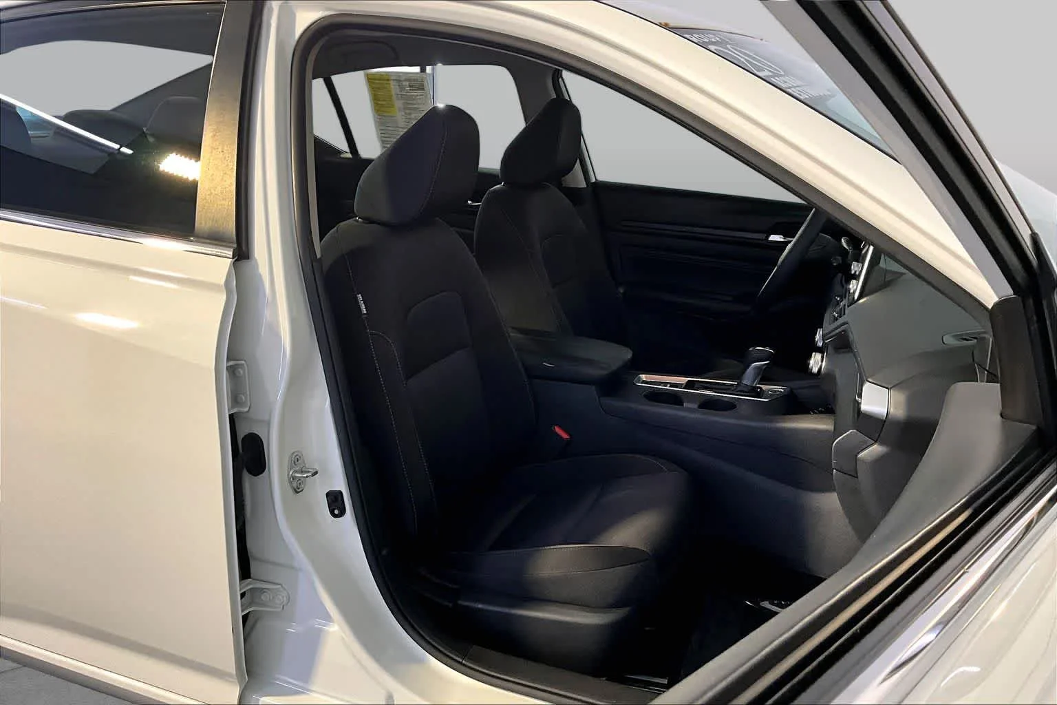 Used 2020 Glacier White Nissan 2.5 S image 8