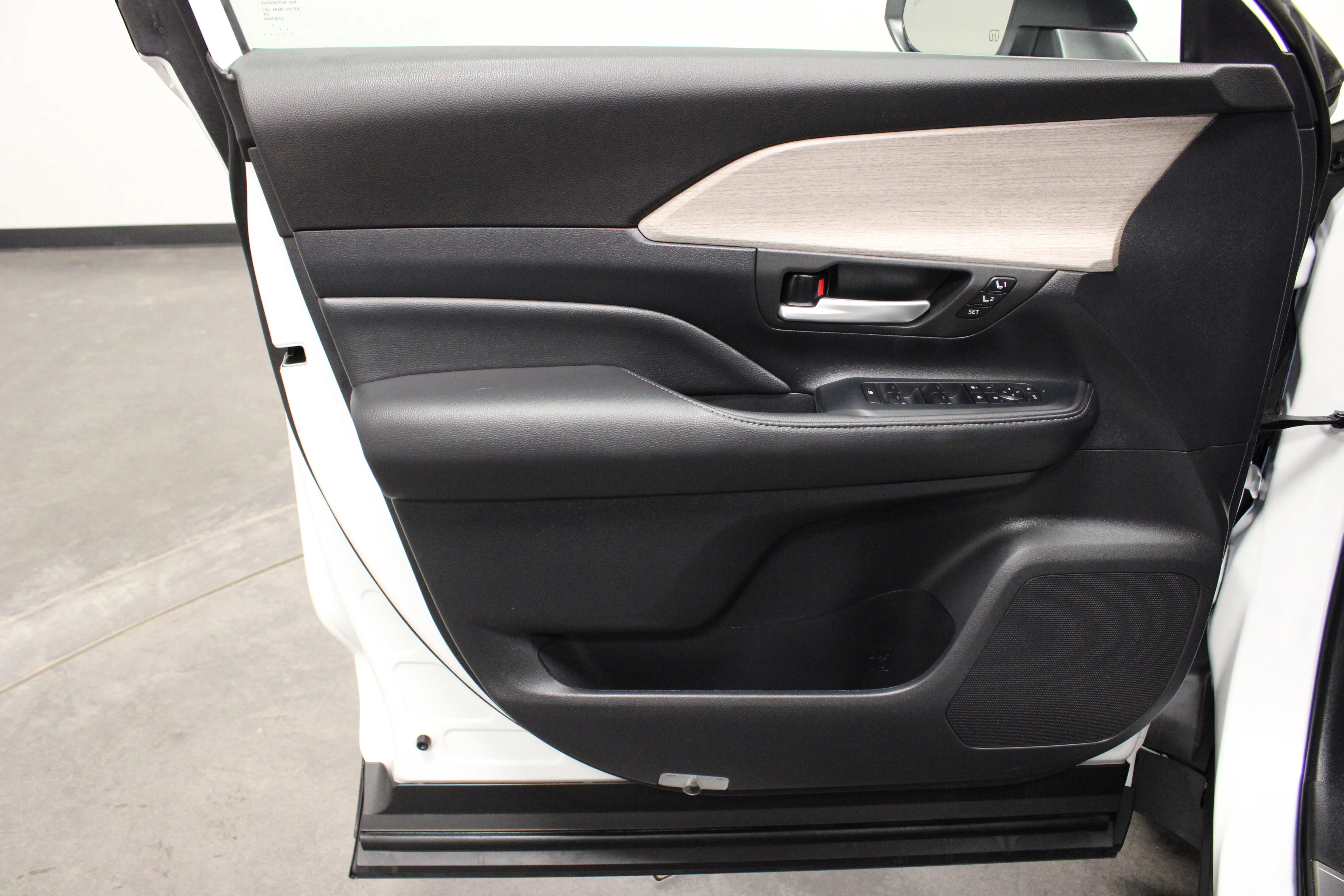 Used 2024 Pearl Toyota Platinum image 21