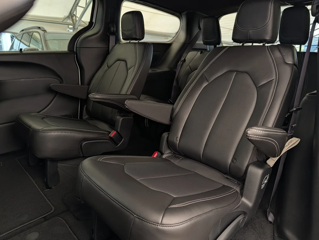 New 2027 White Chrysler Select - - AWD - 3.6L Pentastar V6 - Adaptive Cruise Control - Blind Spot Monitor & More! image 28