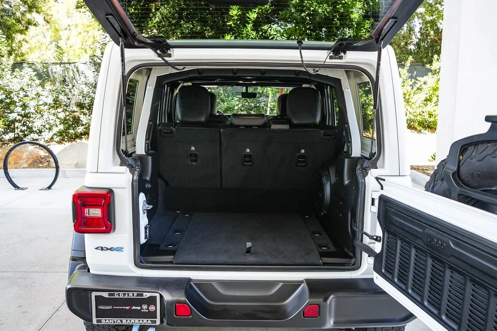 Used 2022 White Jeep Unlimited Rubicon 4xe image 23