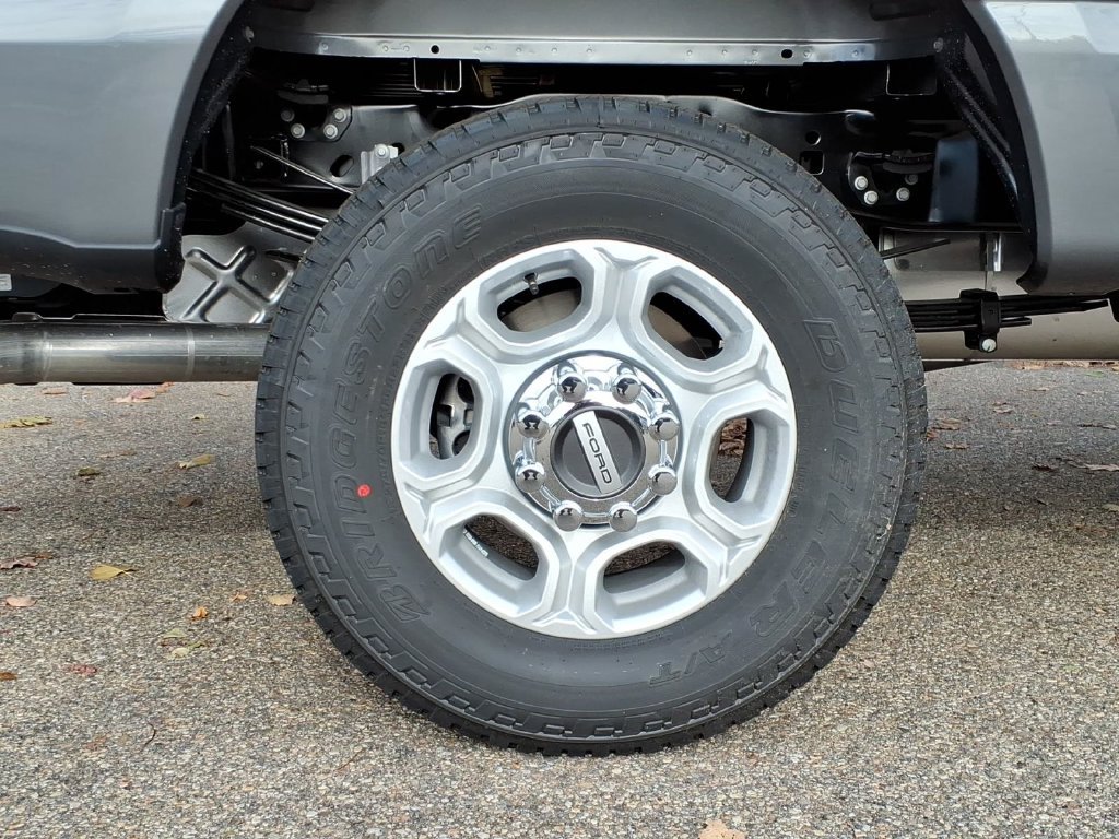 New 2027 Carbonized Gray Metallic Ford F-350® XLT image 9
