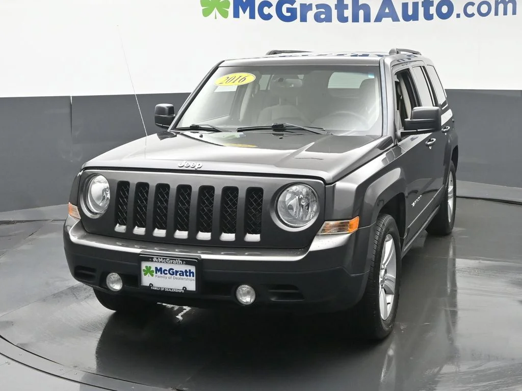 Used 2016 Gray Jeep Latitude image 19