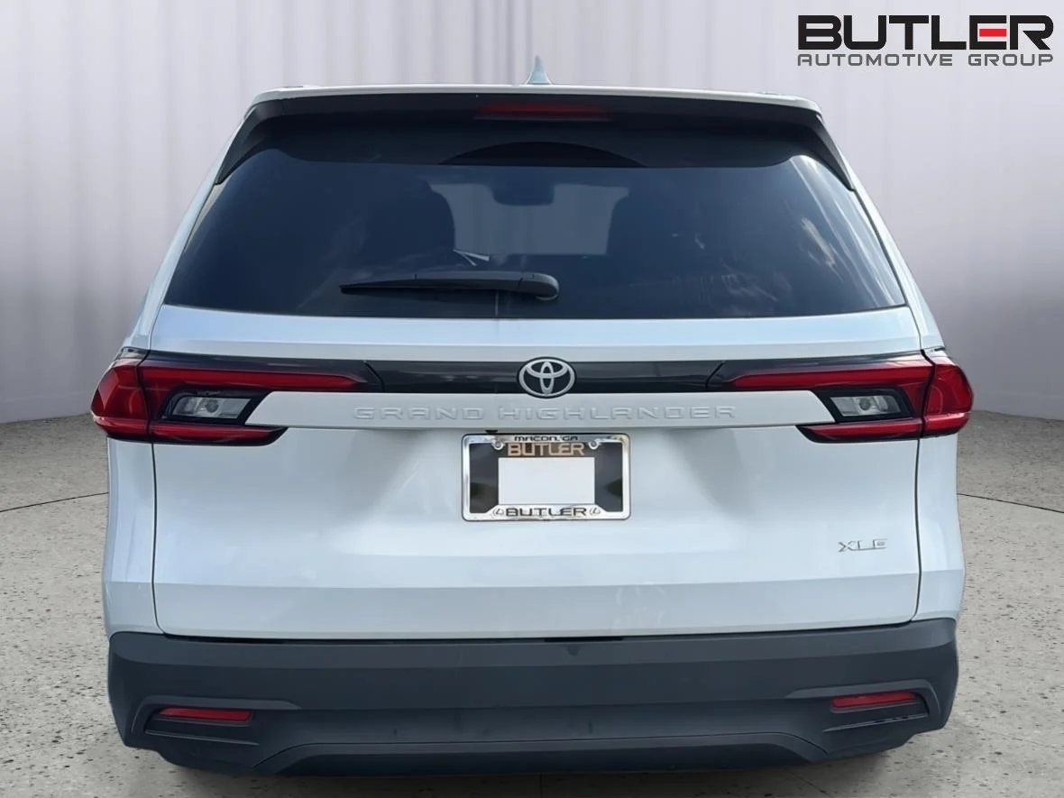 Used 2025 Wind Chill Pearl Toyota XLE image 9