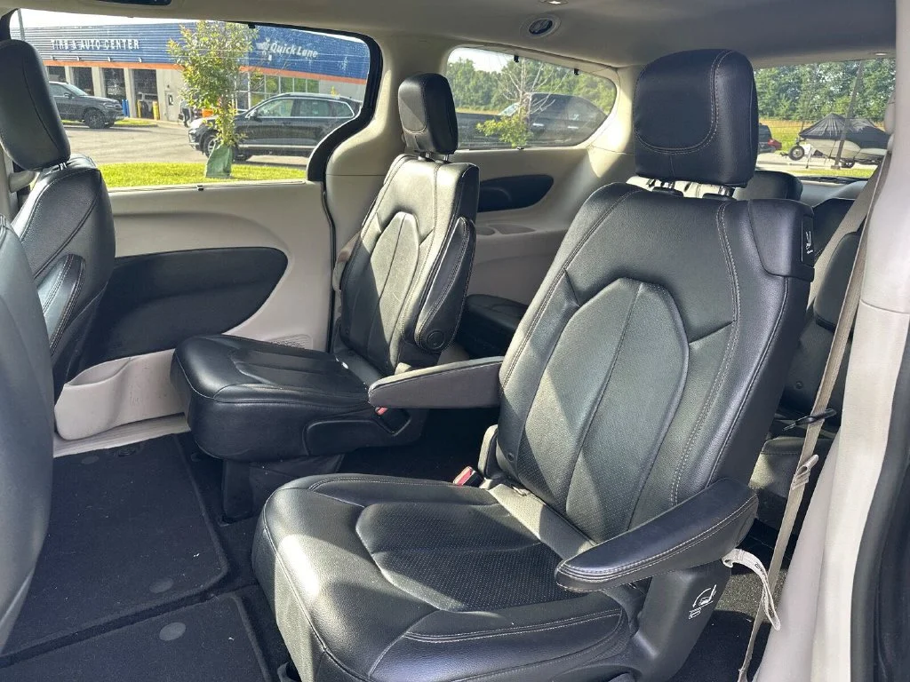 Used 2019 Gray Chrysler Touring L image 6