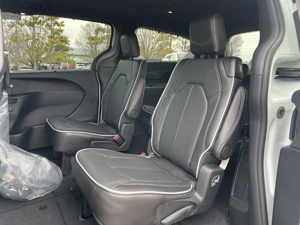 New 2026 Bright White Clear-Coat Exterior Paint Chrysler Limited image 29