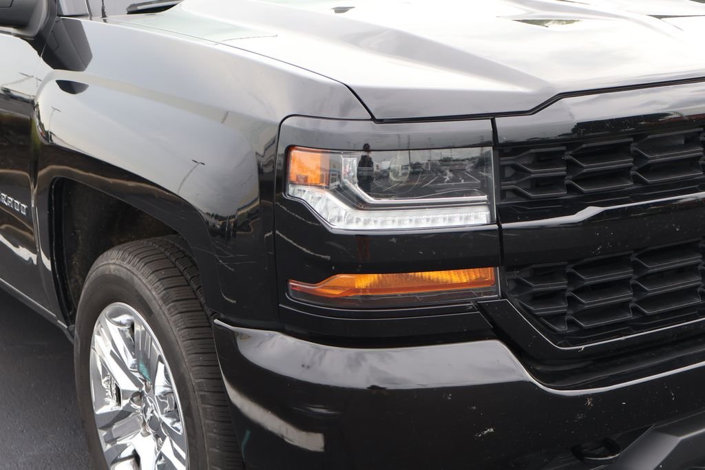 Used 2018 BLACK Chevrolet Custom image 4
