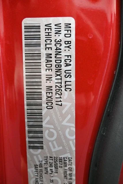 New 2026 Red Hot Pearl-Coat Exterior Paint Jeep Latitude image 32