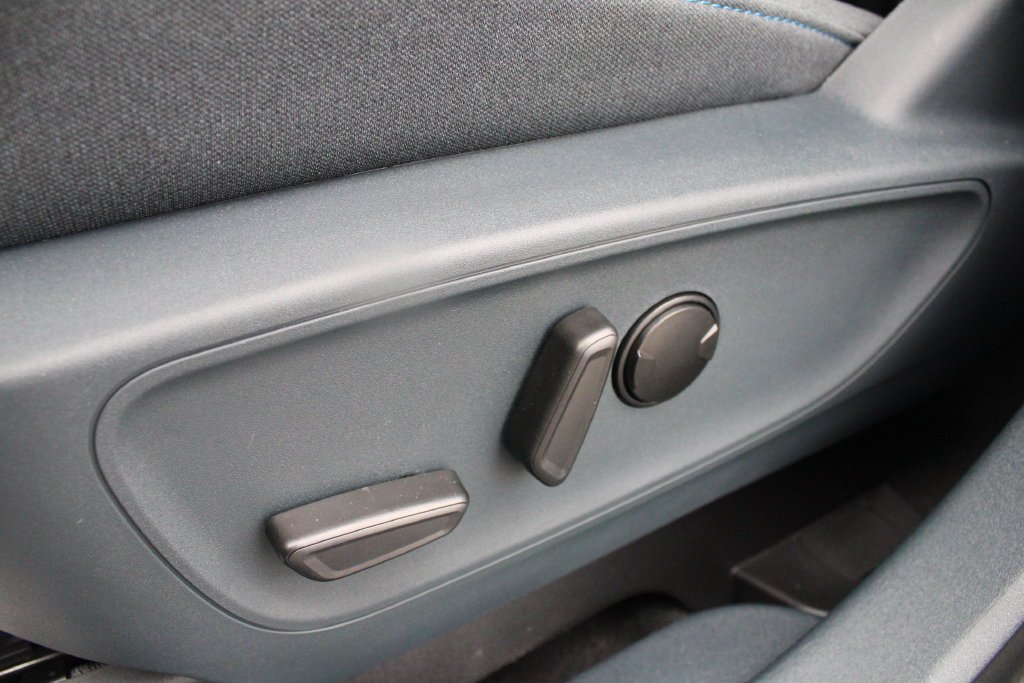 New 2026 Carbonized Gray Metallic Ford XLT image 3