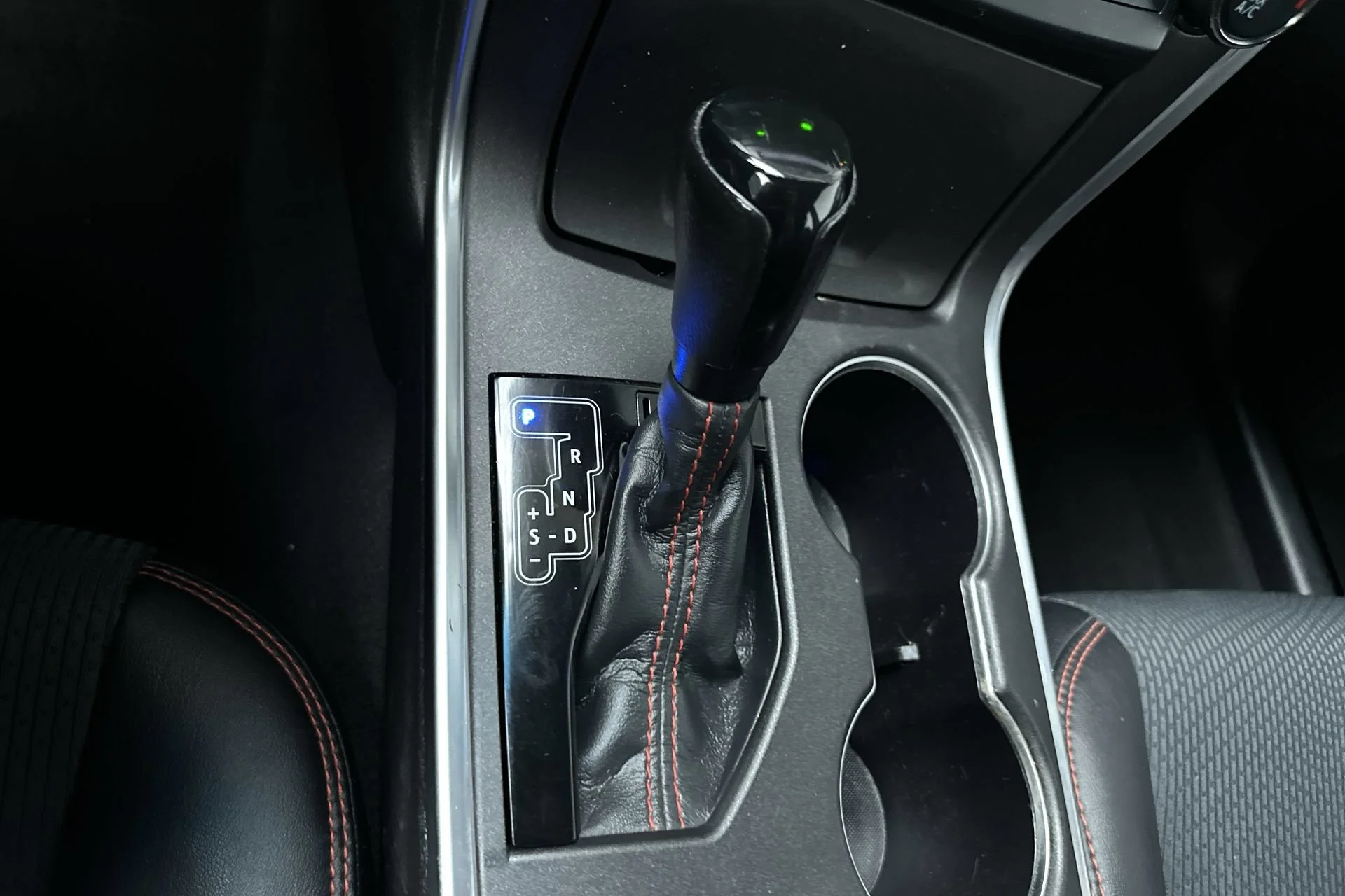 Used 2016 Creme Brulee Mica Toyota SE image 22