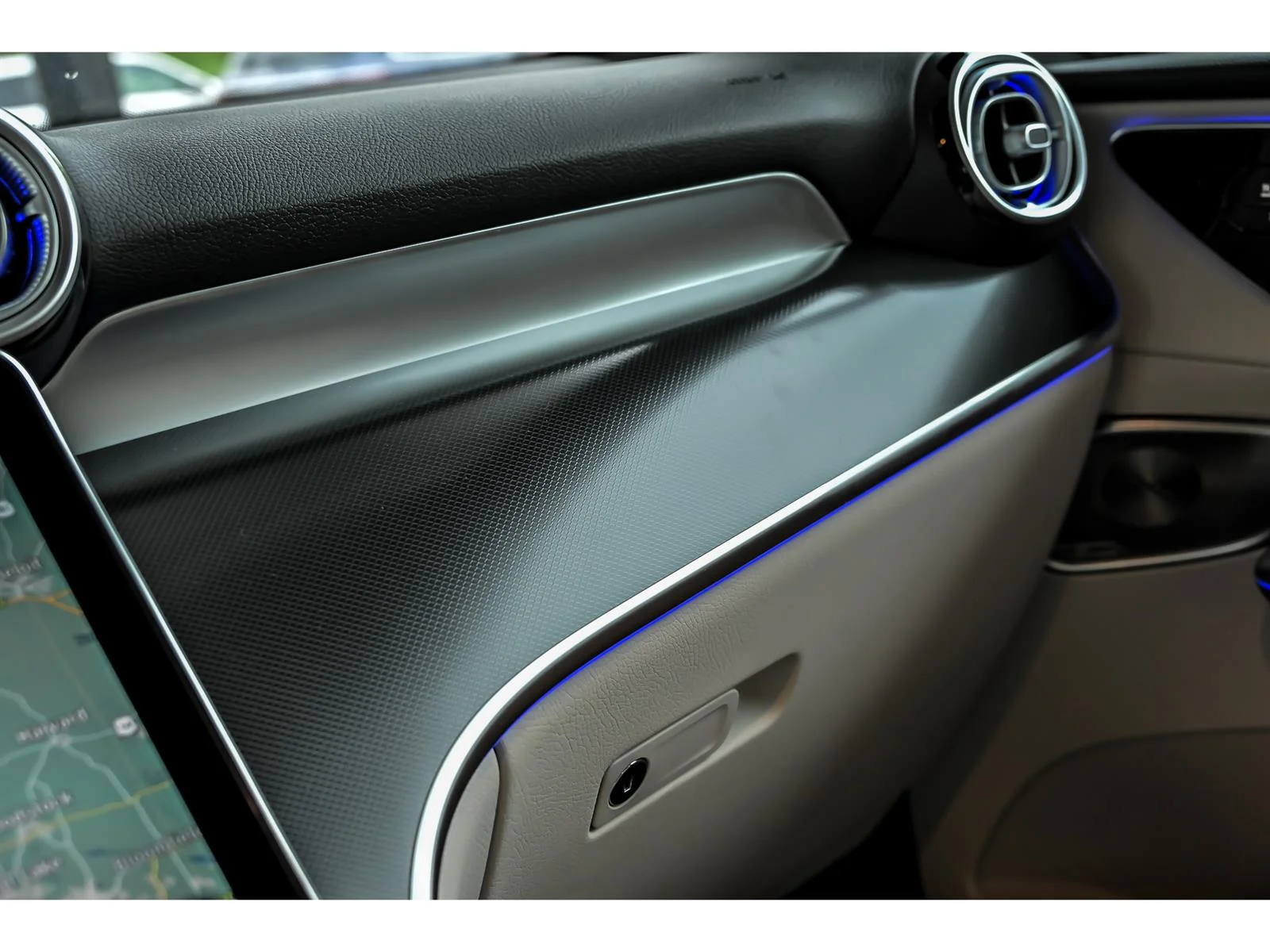 New 2026 Manufaktur Moonlight White Metallic Mercedes-Benz GLC 300 4MATIC® image 17