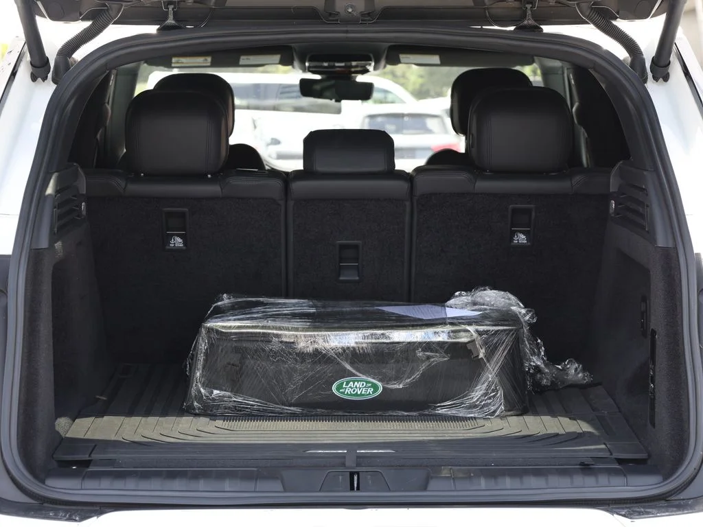 Used 2023 White Land Rover SE Dynamic image 8