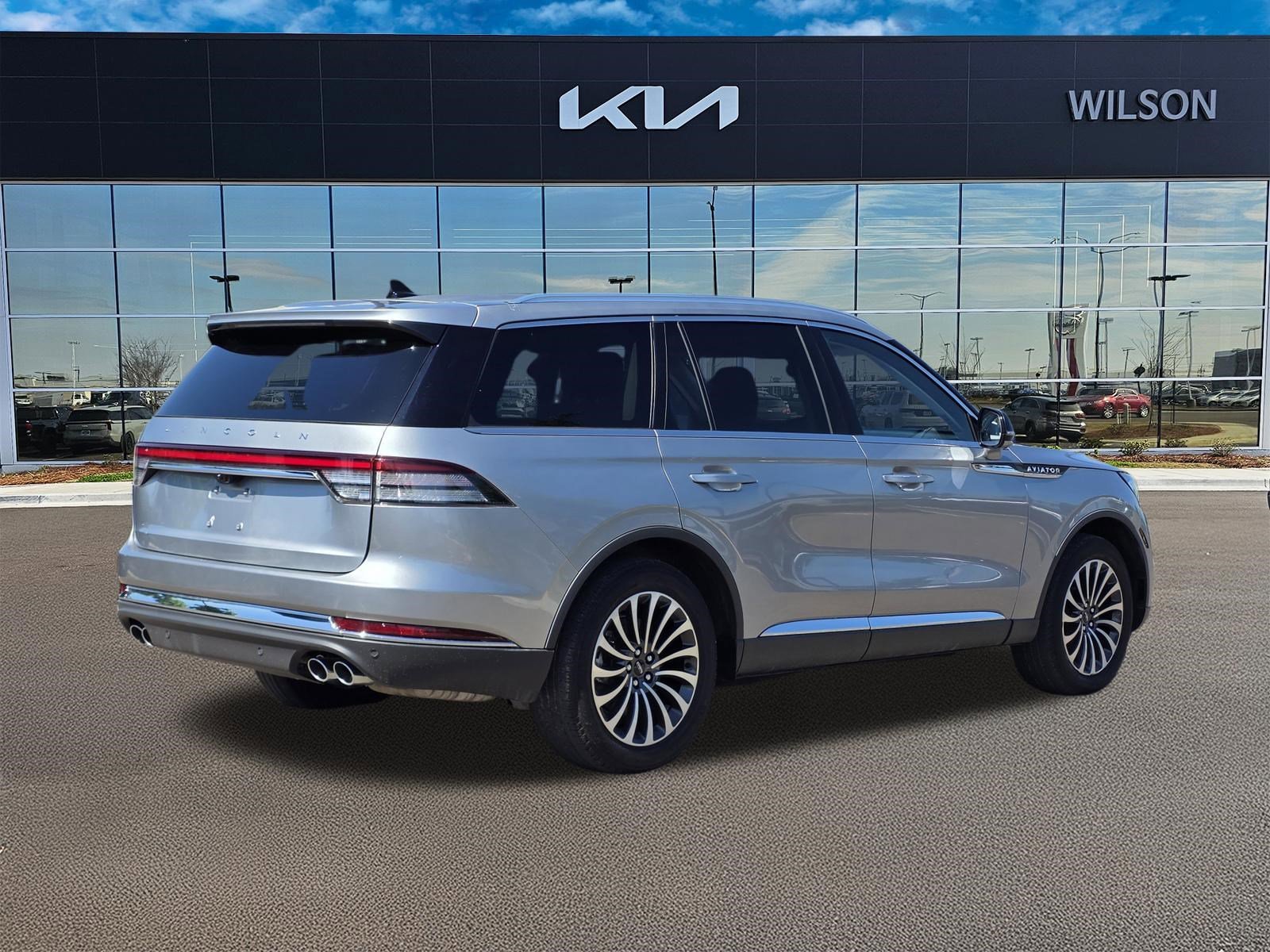 Used 2023 Silver Radiance Metallic Clearcoat Lincoln Standard image 4