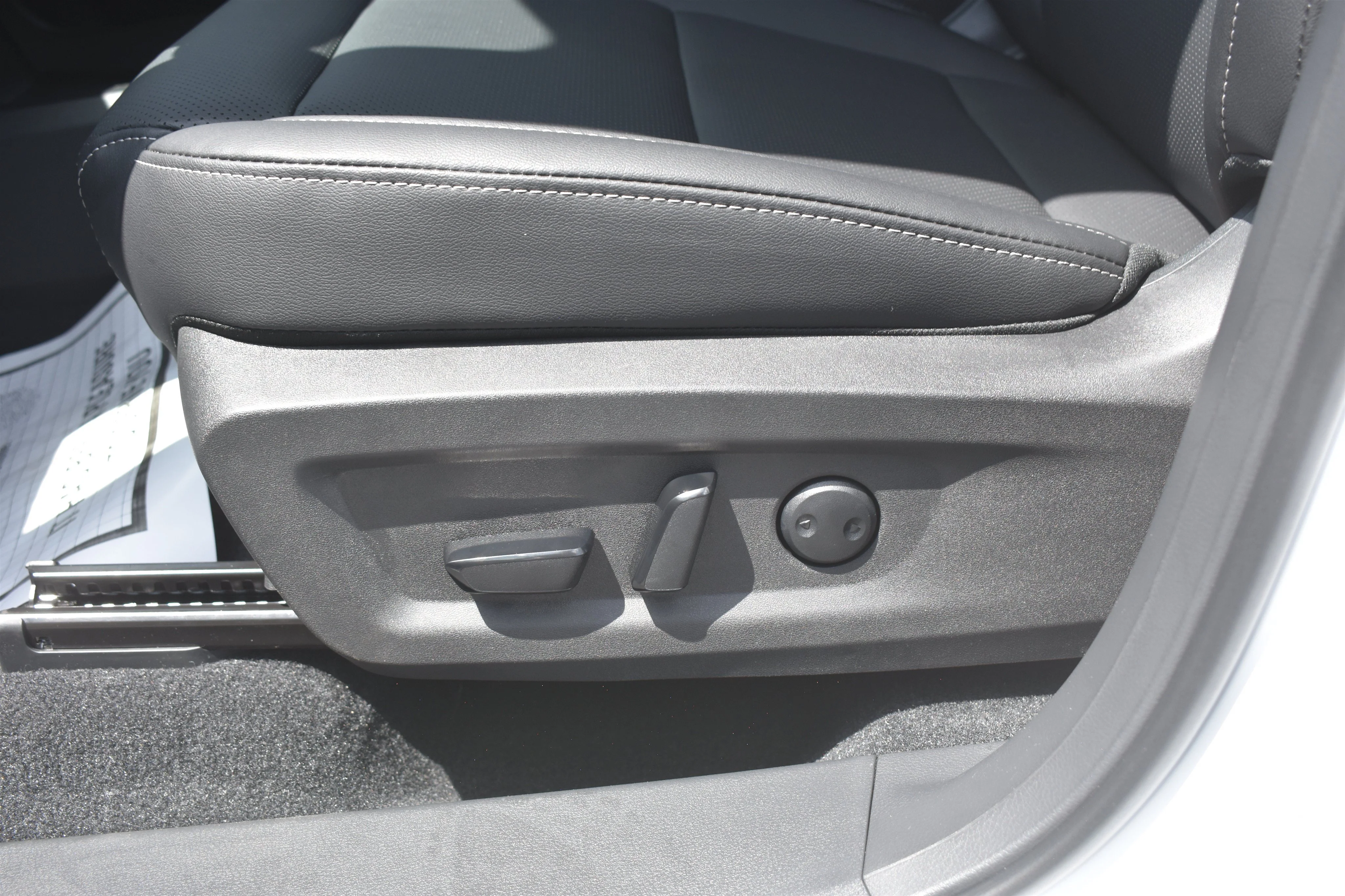 New 2026 Everest White Pearl Tricoat Nissan SL image 14