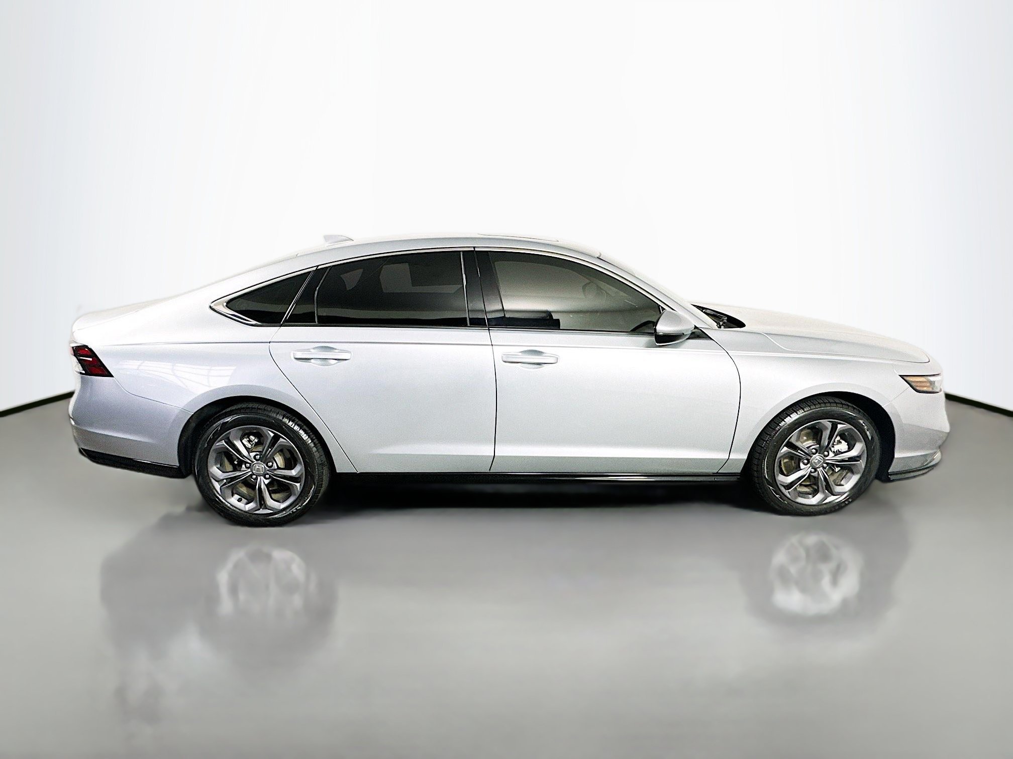 Used 2024 Solar Silver Metallic Honda EX-L image 11