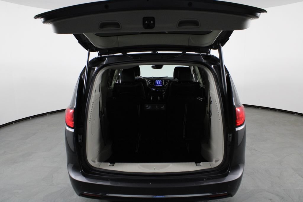 Used 2018 Gray Chrysler Limited image 16