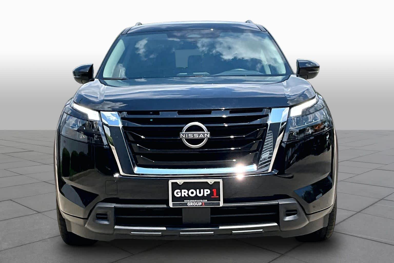 Used 2025 Super Black Nissan SV image 4