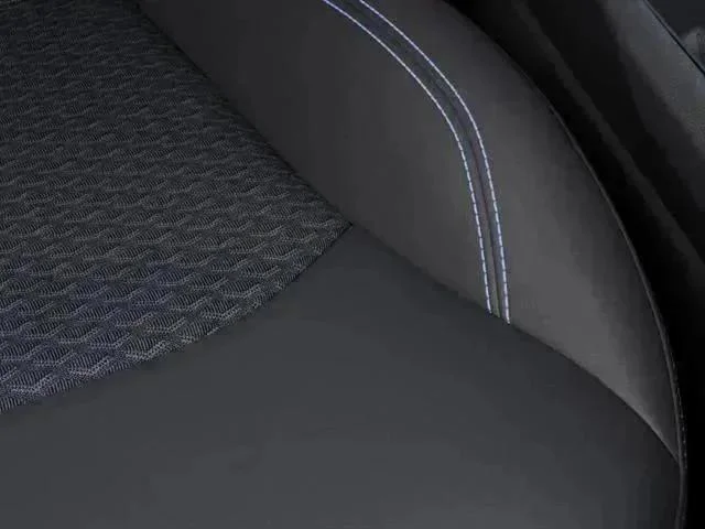 New 2026 Diamond Black Crystal Pearlcoat Jeep Latitude image 23