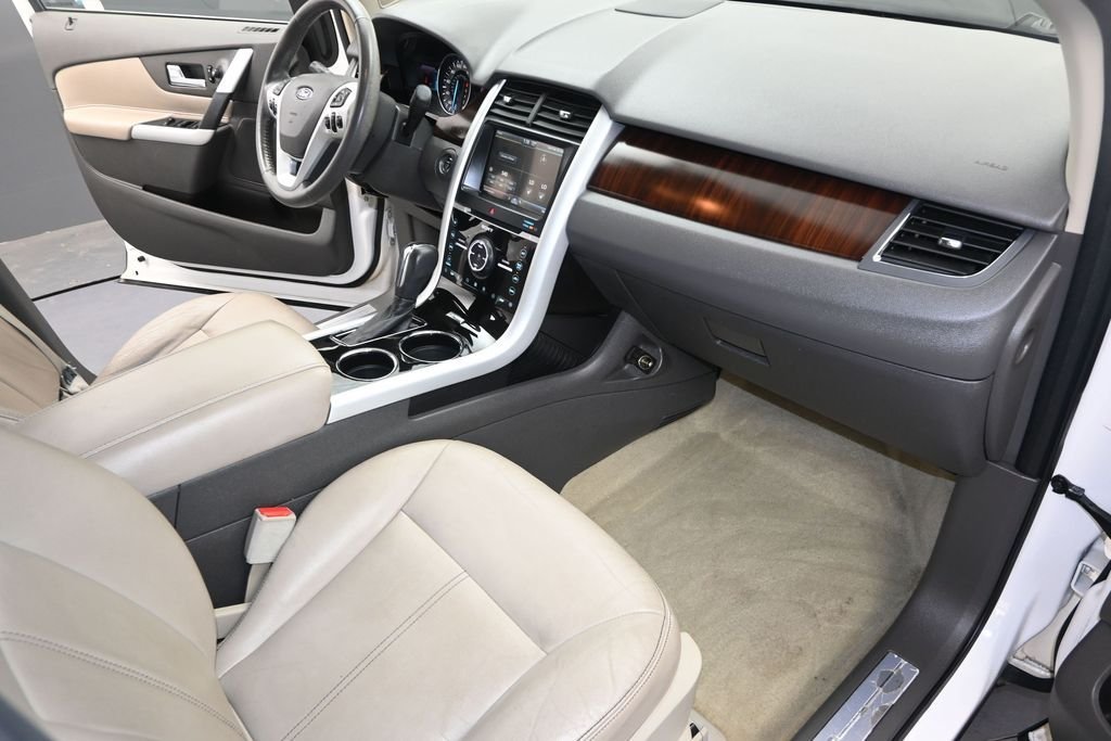 Used 2011 White Ford Limited image 24
