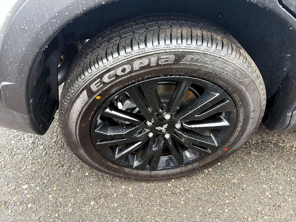 New 2026 Alloy Silver Metallic Mitsubishi LE image 23